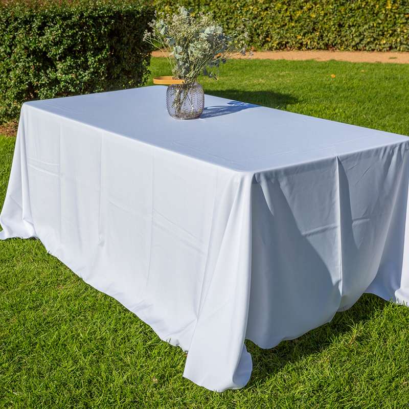 Mantel blanco realista en mesa cuadrada