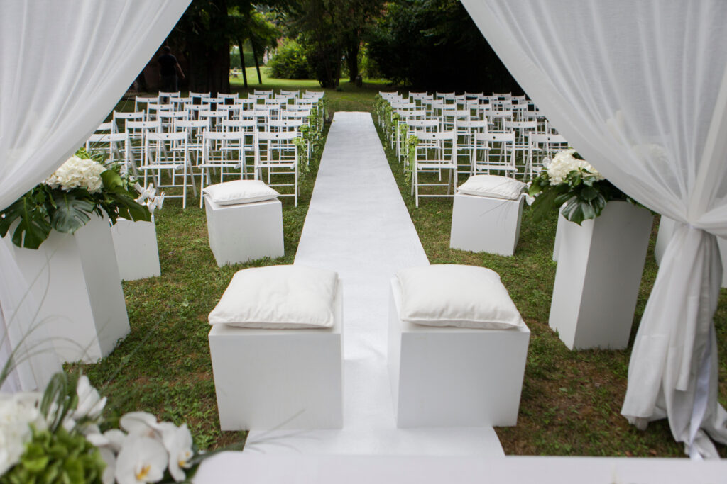 Boda en exterior cuyo color de alfombra es blanco 