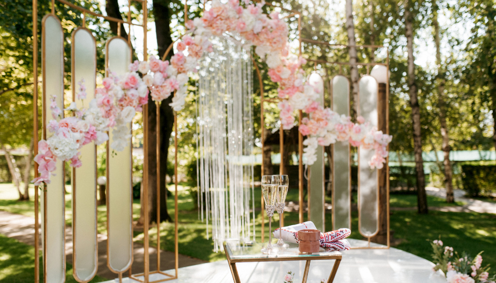 Detalle de decoración de un evento en el jardín